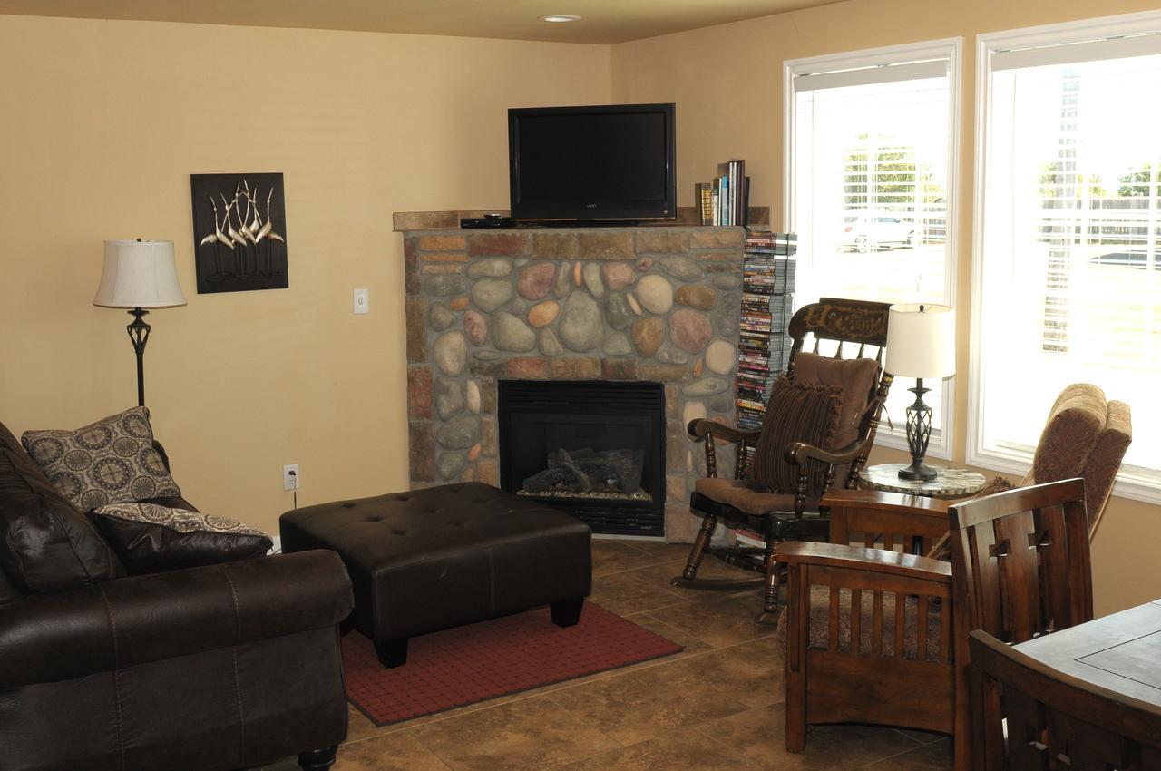 Collins Inn & Seaside Cottages (Adults Only) Ocean Shores Esterno foto