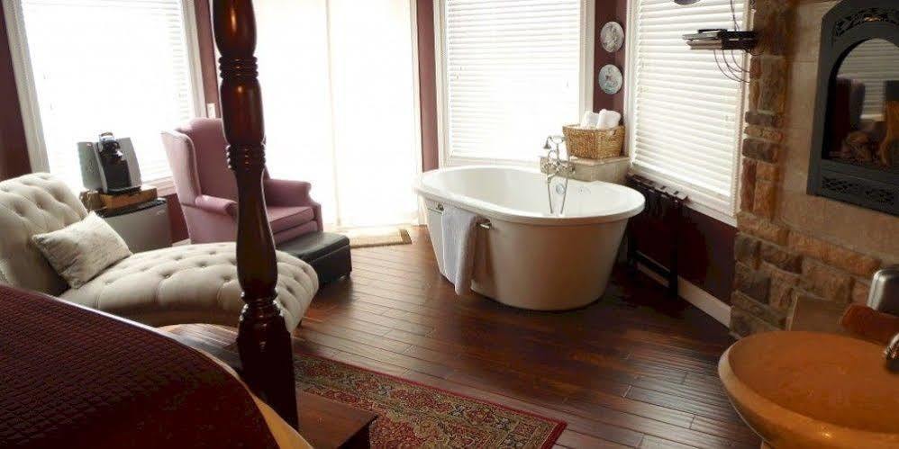 Collins Inn & Seaside Cottages (Adults Only) Ocean Shores Esterno foto