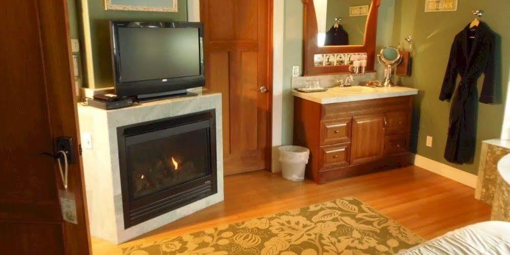 Collins Inn & Seaside Cottages (Adults Only) Ocean Shores Esterno foto