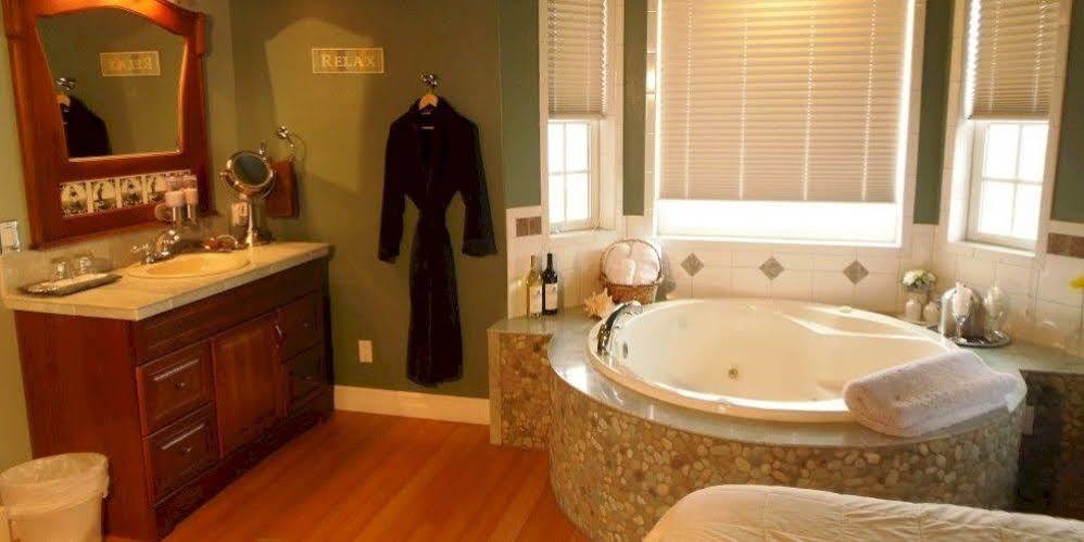 Collins Inn & Seaside Cottages (Adults Only) Ocean Shores Esterno foto