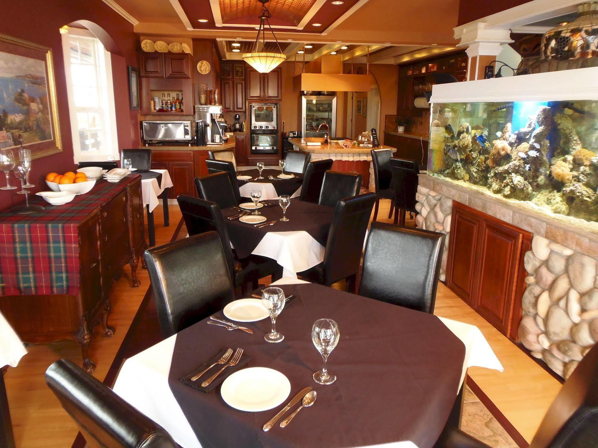 Collins Inn & Seaside Cottages (Adults Only) Ocean Shores Esterno foto