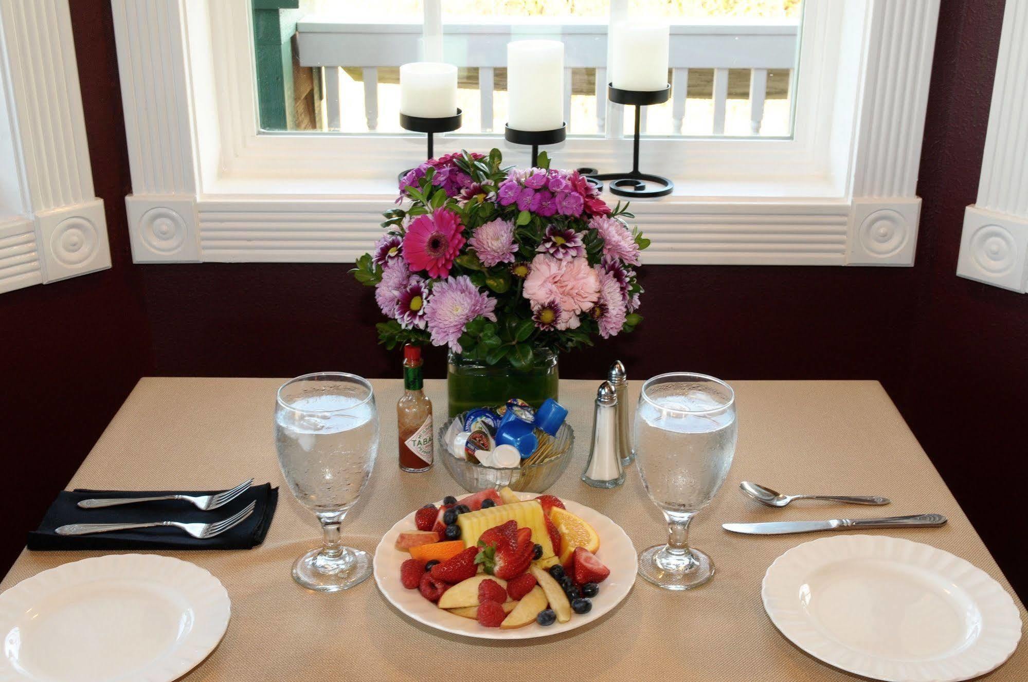 Collins Inn & Seaside Cottages (Adults Only) Ocean Shores Esterno foto